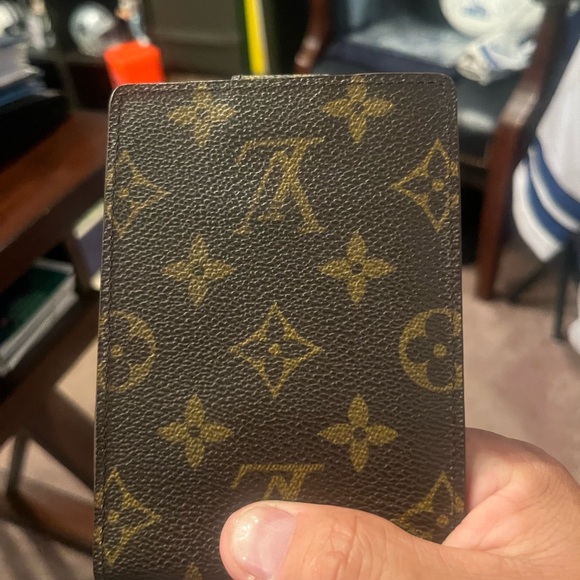 Like New & 100% authentic Louis Vuitton Unisex Wallet. Great for cards & money. - Picture 7 of 12